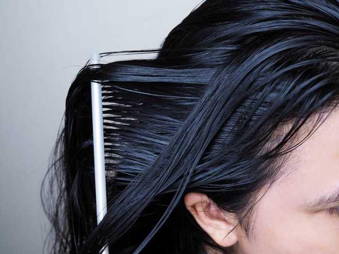 Cheveux gras : causes et solutions