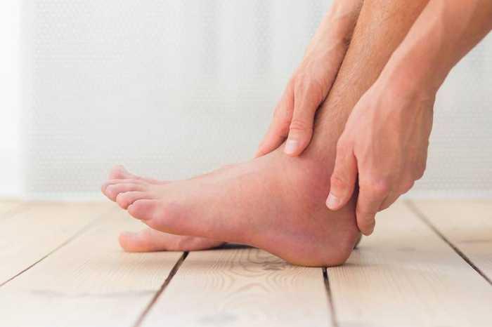 Pieds gonflés et hypertension : explications et solutions